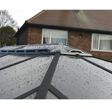 Detailaufnahme des Daches eines Pavillons oder einer Überdachung mit Belüftungsöffnungen.