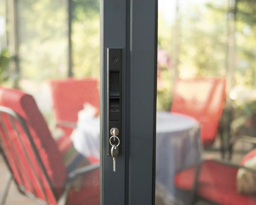 Serrure d'une porte de patio avec clés