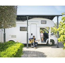Wohnmobil unter einem Carport mit spielenden Kindern