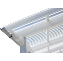 Vue détaillée d'un toit de terrasse avec des plaques de polycarbonate transparentes