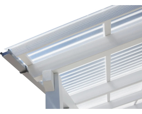 Vue détaillée d'un toit de terrasse avec des plaques de polycarbonate transparentes