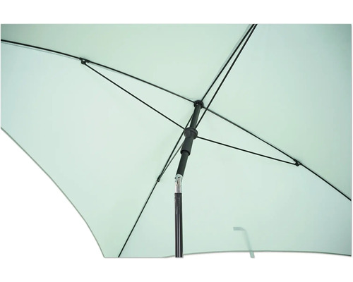 Detailansicht eines geöffneten Sonnenschirms mit Gestell