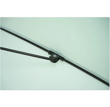 Detailansicht einer Strebe eines Sonnenschirms mit Halterung