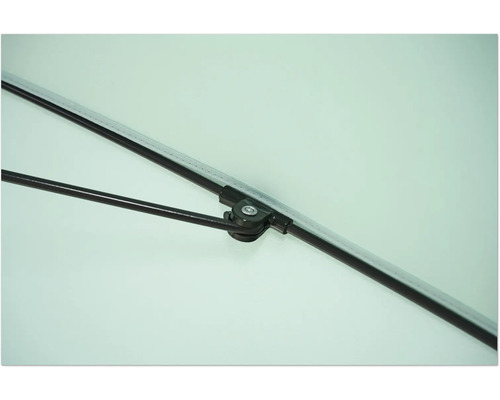 Detailansicht einer Strebe eines Sonnenschirms mit Halterung