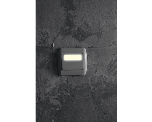 Eingeschalteter Lichtschalter an einer Wand