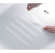 Application de bandes antidérapantes dans une baignoire pour augmenter la sécurité