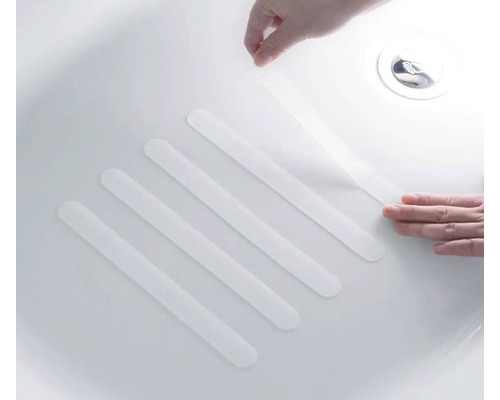 Application de bandes antidérapantes dans une baignoire pour augmenter la sécurité