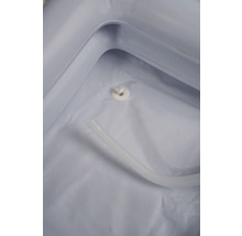 Detailansicht einer Badewanne mit Ablauf und Schlauch