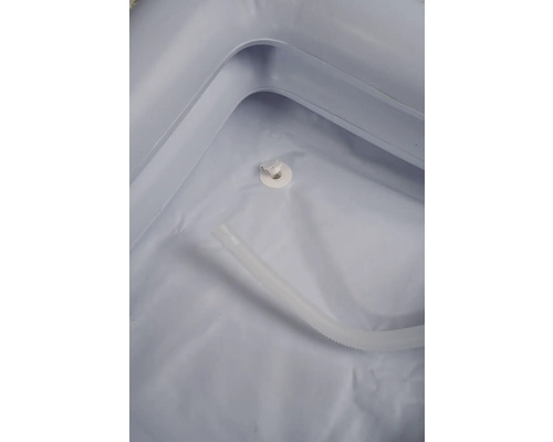 Detailansicht einer Badewanne mit Ablauf und Schlauch