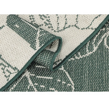 Vue détaillée d'un tapis tissé avec motif géométrique et bordure