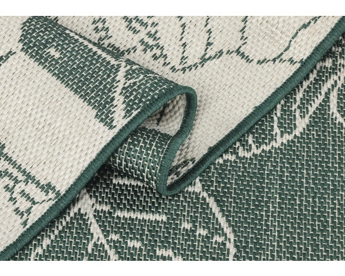 Vue détaillée d'un tapis tissé avec motif géométrique et bordure