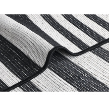 Tapis rayé en noir et blanc