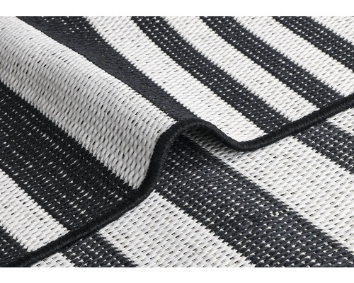 Tapis rayé en noir et blanc
