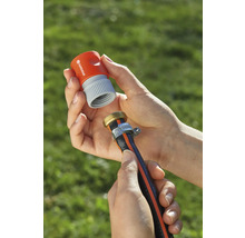 Gartenschlauch-Schnellverbinder wird an Gartenschlauch befestigt