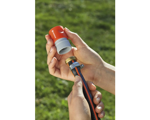 Gartenschlauch-Schnellverbinder wird an Gartenschlauch befestigt