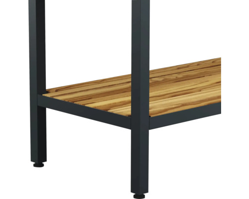 Detailansicht eines Tisches mit Holzplatte und Metallgestell