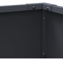 Detailansicht einer dunkelgrauen, verschraubten Metalleinfassung