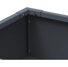 Vue détaillée d'une construction de potager surélevé avec des assemblages vissés