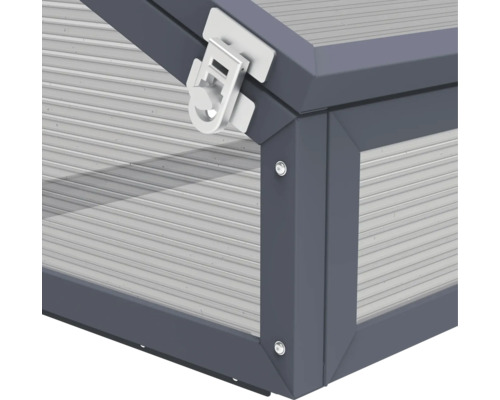 Vue détaillée d une couche maraîchère avec cadre en aluminium, parois alvéolaires et mécanisme de fermeture pour le couvercle.