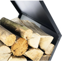 Brennholzregal gefüllt mit Holzscheiten