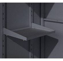 Étagère dans une armoire métallique