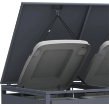 Geöffneter Gartentruhe Deckel mit Aufhängung