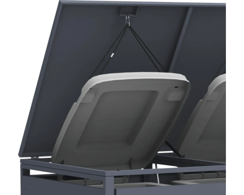 Geöffneter Gartentruhe Deckel mit Aufhängung