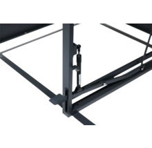 Detailansicht eines höhenverstellbaren Gartentisches mit Mechanismus