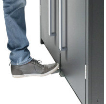Abbildung einer Person, die einen Küchenschrank mit dem Fuß öffnet.
