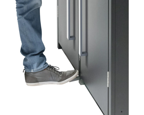 Person öffnet Möbeltür mit Fussbedienung