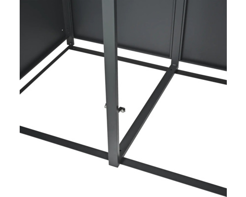 Gros plan du cadre métallique d'un abri de jardin