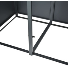 Vue détaillée d'un abri de jardin métallique avec une structure de cadre.