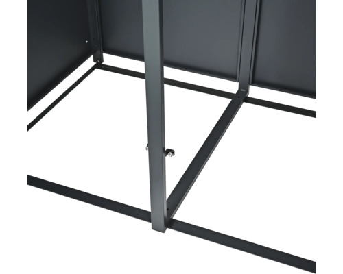 Vue détaillée d'un abri de jardin métallique avec une structure de cadre.