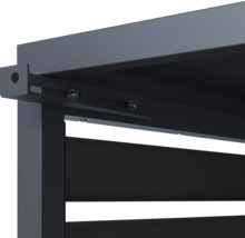 Detailansicht einer Pergola mit Lamellen und Schrauben