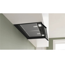 Dunstabzugshaube mit Metallfilter und integrierter Beleuchtung in einer Küche