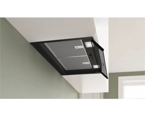 Dunstabzugshaube mit Metallfilter und integrierter Beleuchtung in einer Küche