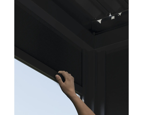 Une main actionne un store enrouleur sur un pavillon.