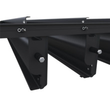 Gros plan d'une pergola noire avec fixations