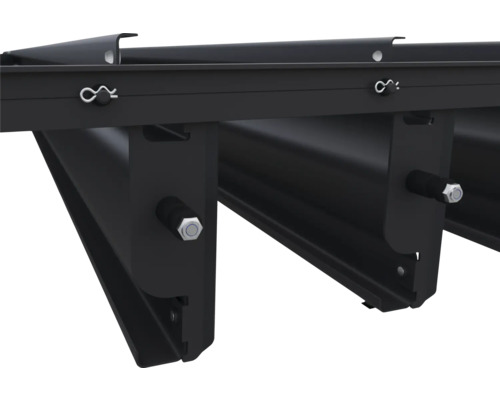 Gros plan d'une pergola noire avec fixations