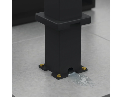 Vue détaillée d'une fontaine de jardin noire avec évacuation d'eau