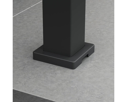 Gros plan d'un support de poteau noir sur un fond gris