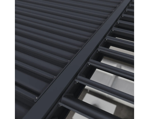 Vue détaillée d'un toit de terrasse avec des lamelles et des plaques de toit