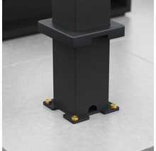 Gros plan sur un support de pavillon noir avec des vis dorées sur un fond gris.