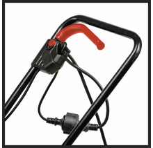 Gros plan de la poignée d'une tondeuse à gazon avec commandes et câble d'alimentation