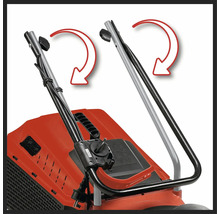 Gros plan sur une tondeuse à gazon montrant la fonction pliable de la poignée avec des flèches.