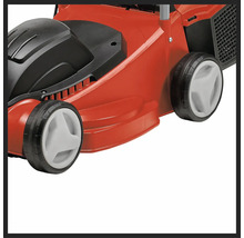 Gros plan d'une tondeuse à gazon rouge avec des éléments noirs et blancs.