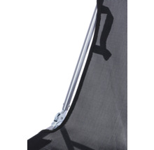 Vue détaillée d'une chaise de camping avec cadre métallique et revêtement en maille