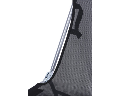 Vue détaillée d'une chaise de camping avec cadre métallique et revêtement en maille