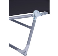 Vue détaillée du cadre métallique d'un lit de camp