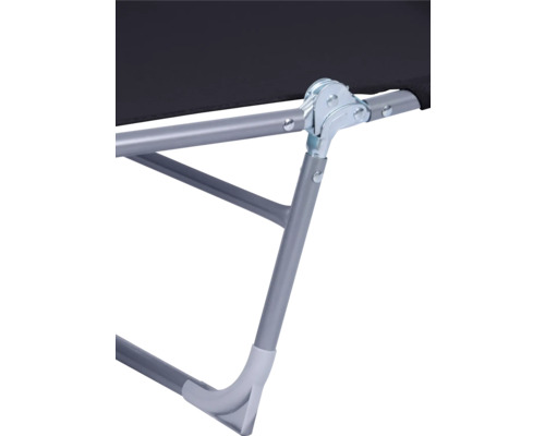 Vue détaillée du cadre métallique d'un lit de camp